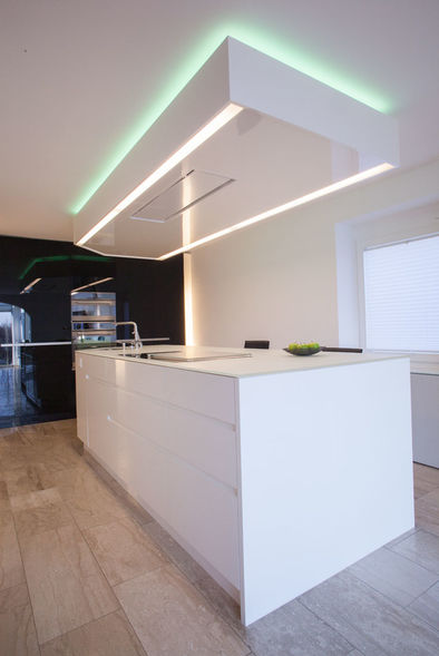 Moderne Kochinsel mit indirekter Beleuchtung - Ammann AG